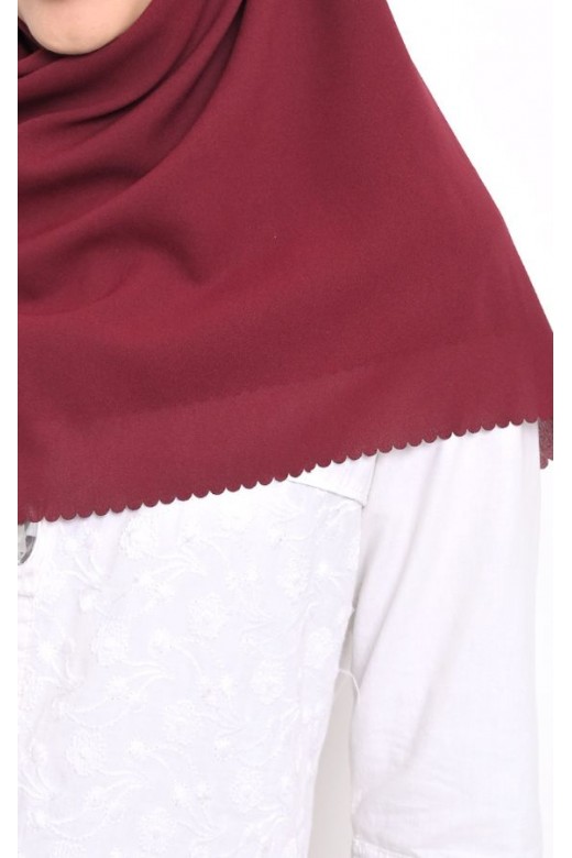 Hijab Segi 4 Diamond Lasercut Maroon